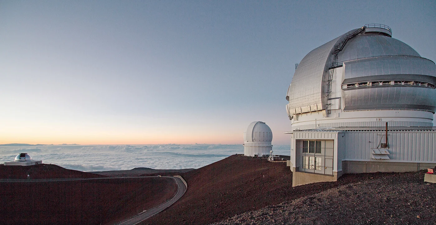 Blick auf Sternwarte mit Sonnenaufgang
